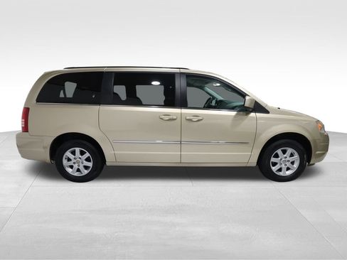 Used 2010 Chrysler Town & Country Touring image 4
