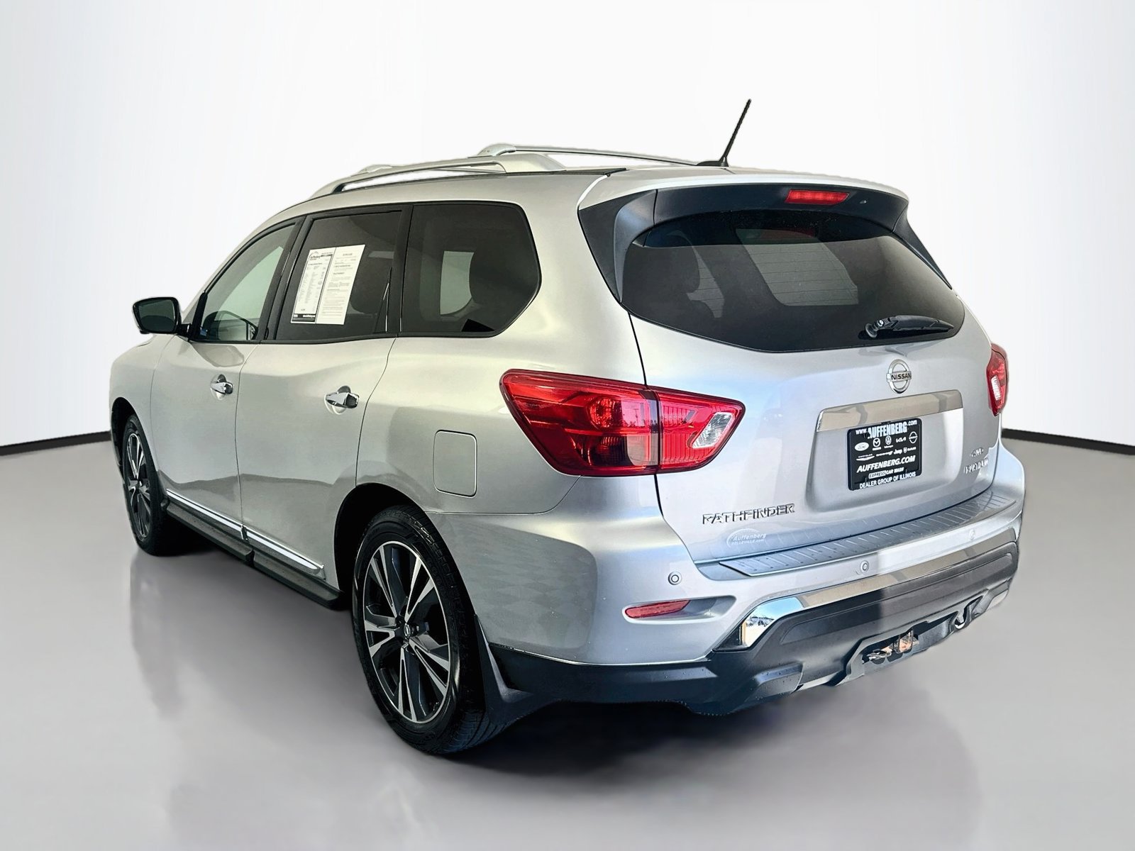 Used 2017 Nissan Pathfinder Platinum AWD/4WD image 5