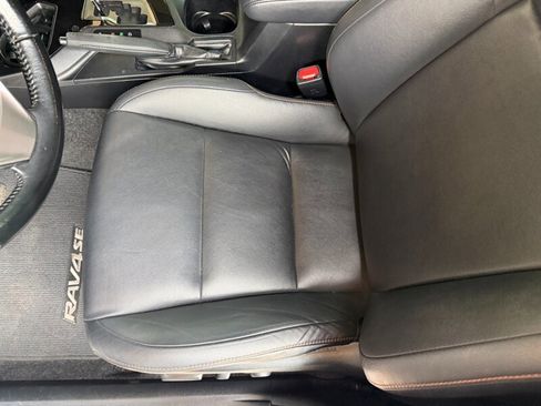 Used 2017 Toyota RAV4 SE image 39