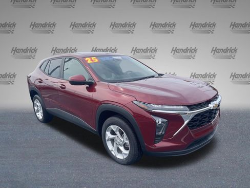 Used 2025 Chevrolet Trax LS w/ LS Convenience Package FWD image 3