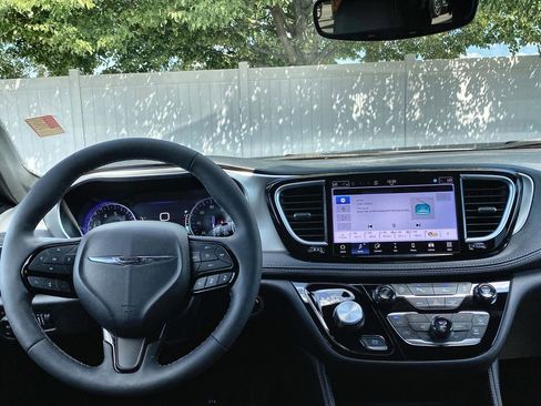 Used 2024 Chrysler Pacifica Limited w/ S Appearance Package image 14