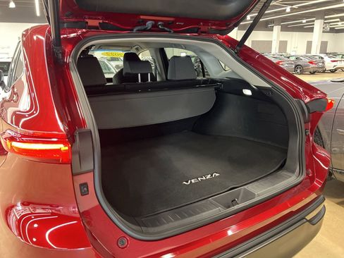 Used 2021 Toyota Venza LE w/ Carpet Mat Package (TMS) image 24