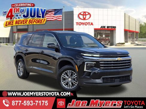 Used 2024 Chevrolet Traverse LT FWD image 1