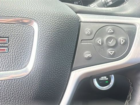 Used 2024 GMC Terrain SLT image 17