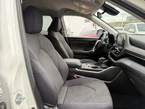 Used 2021 Toyota Highlander LE FWD image 29