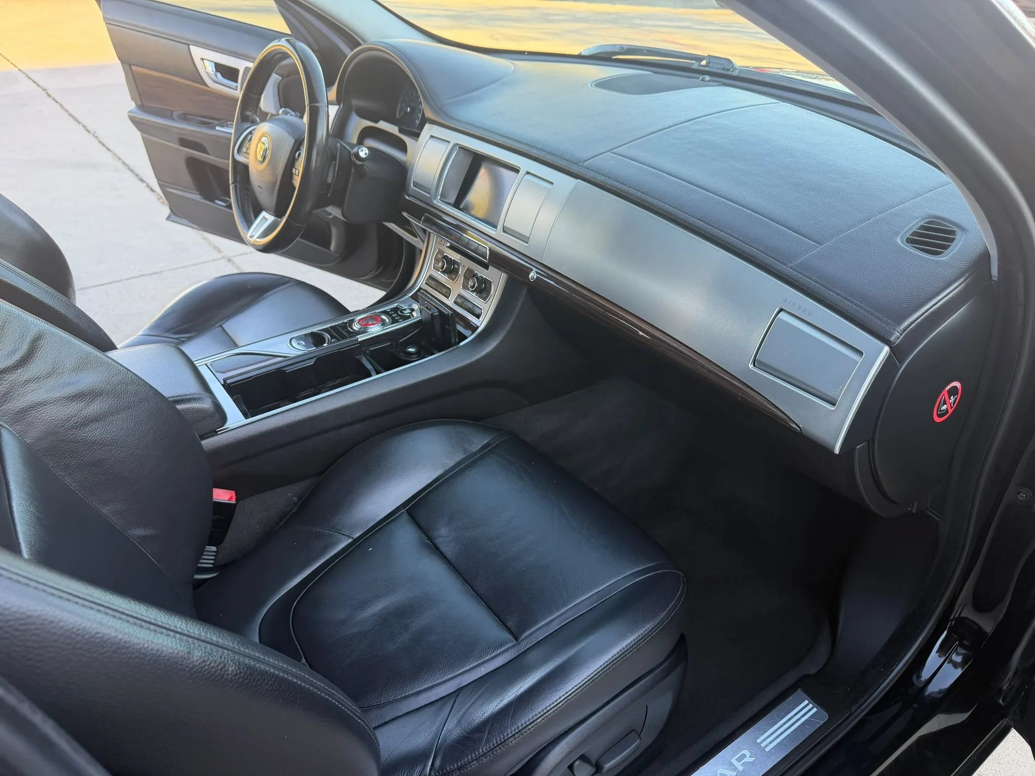 Used 2014 Jaguar XF RWD image 16