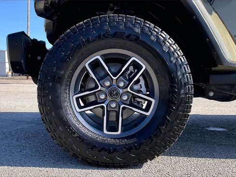 Used 2025 Jeep Gladiator Mojave image 35