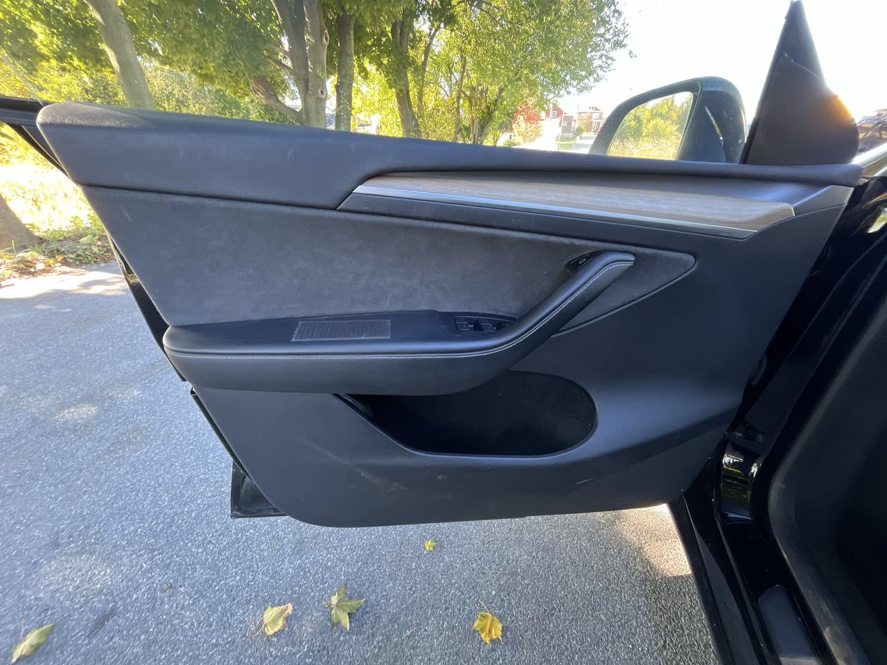Used 2023 Tesla Model Y AWD image 3
