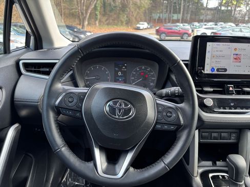 Used 2025 Toyota Corolla Cross LE image 28