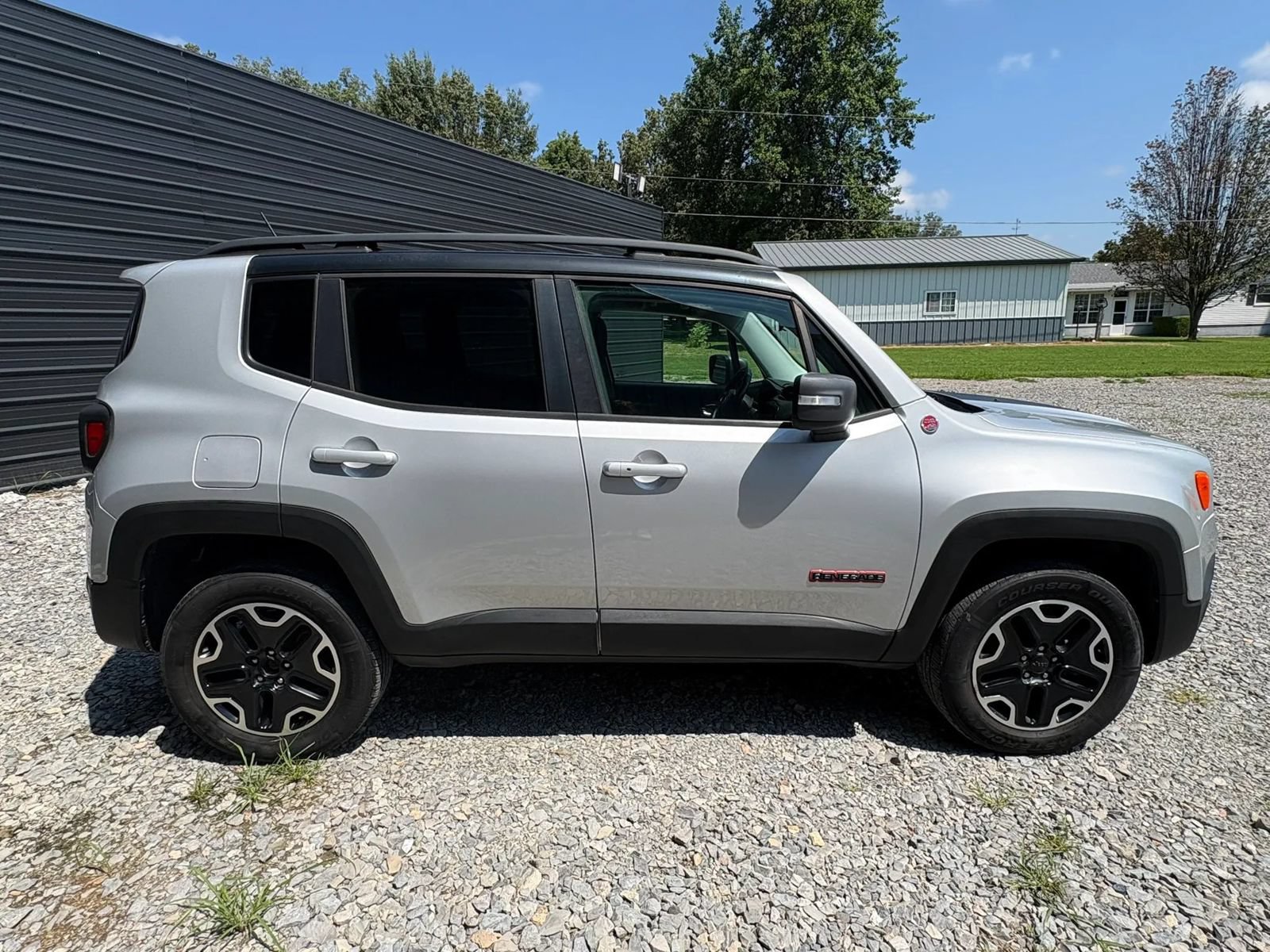 Used 2017 Jeep Renegade Trailhawk AWD/4WD image 4