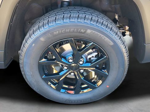 New 2025 Jeep Grand Cherokee Altitude image 4