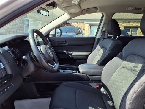 Used 2025 Nissan Pathfinder SV image 13