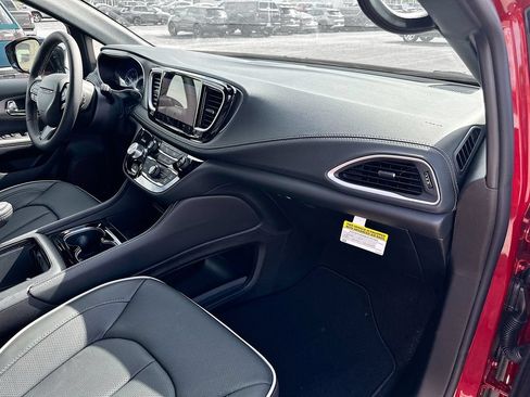 New 2027 Chrysler Pacifica Limited w/ S Appearance Package FWD image 38