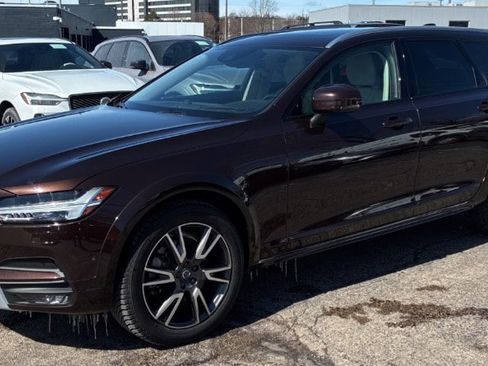 Used 2017 Volvo V90 T6 Cross Country image 3