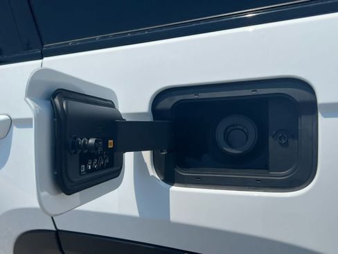 New 2025 Jeep Grand Cherokee Laredo w/ Luxury Tech Group I image 17