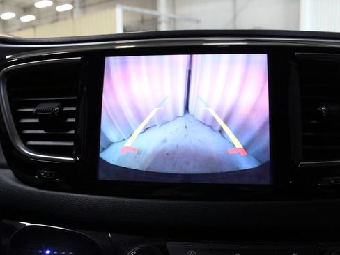 Used 2019 Chrysler Pacifica Touring-L Plus w/ S Appearance Package FWD image 4