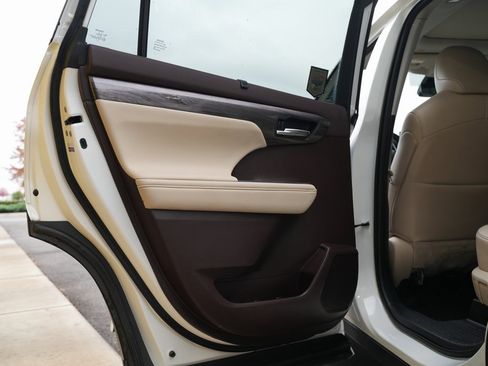 Used 2021 Toyota Highlander Platinum image 35