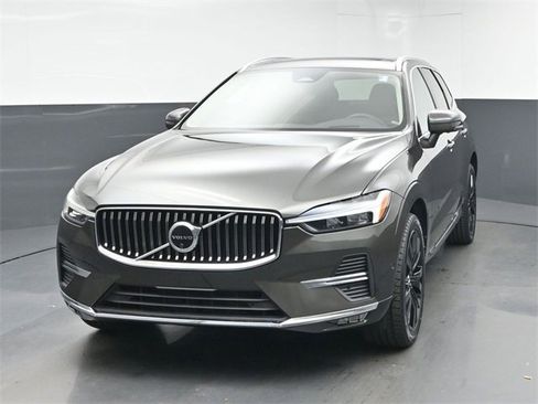 Used 2022 Volvo XC60 B6 Inscription w/ Advanced Package image 3