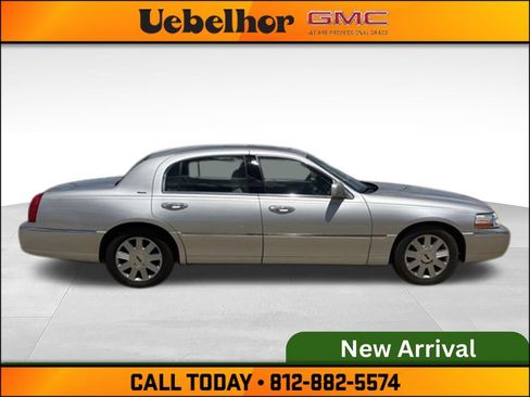 Used 2004 Lincoln Town Car Ultimate RWD image 3