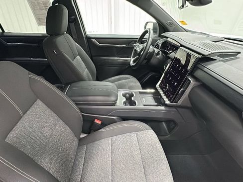 Used 2025 GMC Acadia Elevation image 15