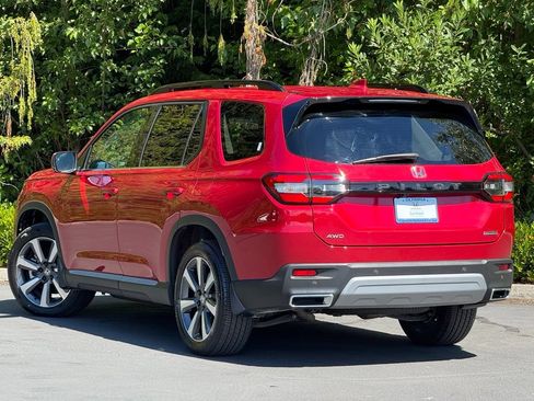 Certified 2025 Honda Pilot Touring image 6