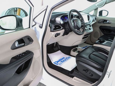 Used 2023 Chrysler Pacifica Touring-L image 3