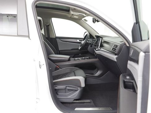 Used 2025 Volkswagen Atlas Peak Edition SE AWD/4WD image 18