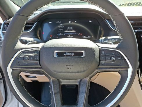 Certified 2025 Jeep Grand Cherokee Limited w/ Black Appearance Package AWD/4WD image 8