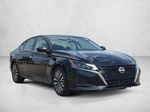 Used 2024 Nissan Altima 2.5 SV FWD image 3
