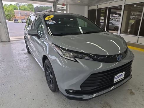Used 2025 Toyota Sienna XLE Woodland Edition AWD/4WD image 7