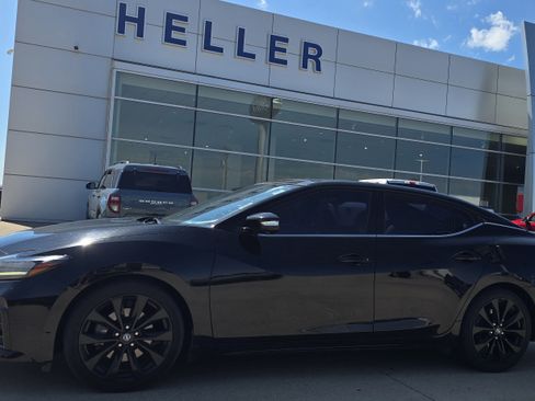 Used 2022 Nissan Maxima SR w/ Sport Mat Group FWD image 3