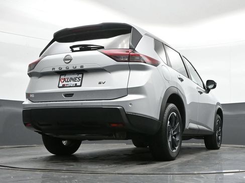 Used 2024 Nissan Rogue SV FWD image 40
