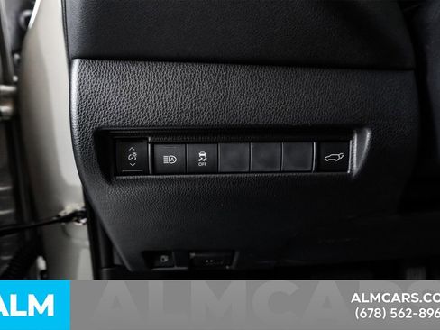 Used 2022 Toyota Venza XLE image 29