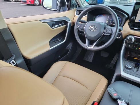 Used 2025 Toyota RAV4 Limited image 15