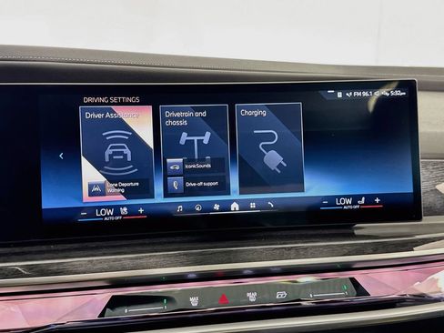 Used 2023 BMW i7 xDrive60 AWD/4WD image 41