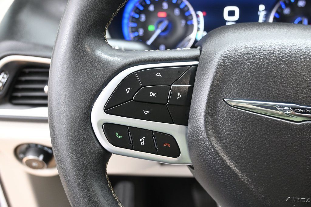 Used 2024 Chrysler Pacifica Touring-L FWD image 13