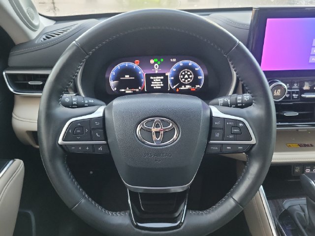 Used 2025 Toyota Highlander Limited AWD/4WD image 15