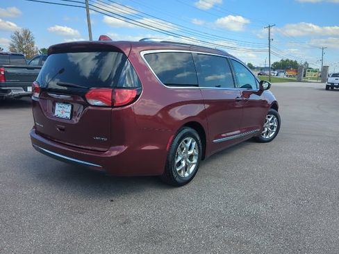 Used 2018 Chrysler Pacifica Limited FWD image 32