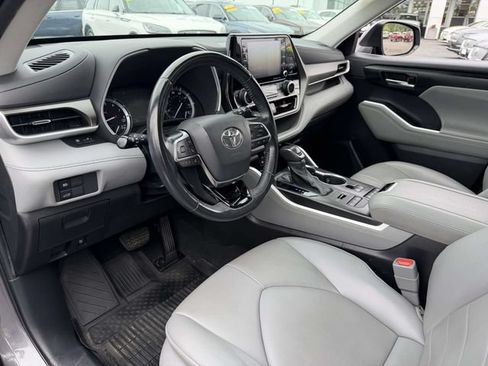 Used 2021 Toyota Highlander XLE AWD/4WD image 13