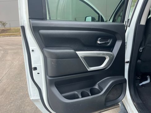 Used 2017 Nissan Titan SV image 16
