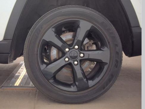 Used 2023 Jeep Grand Cherokee L Laredo image 4