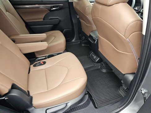 Used 2025 Toyota Highlander Limited image 27