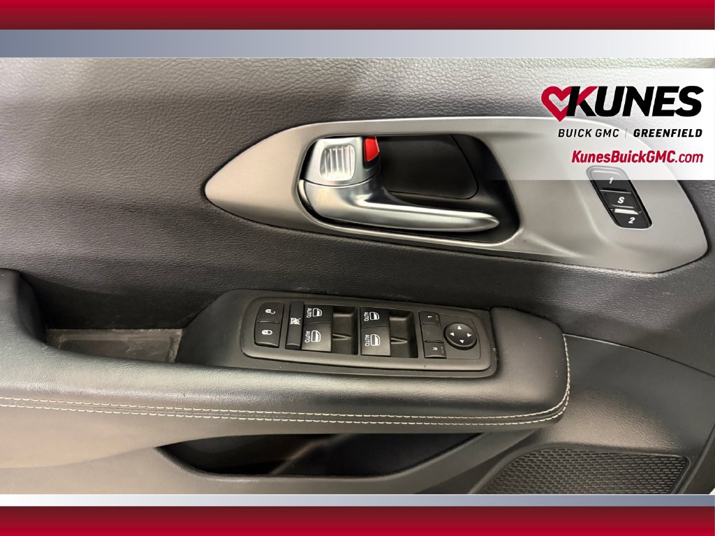 Used 2025 Chrysler Pacifica Select FWD image 20