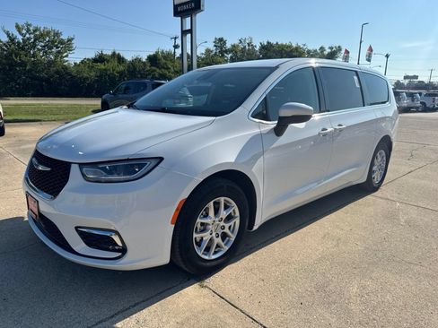 Used 2023 Chrysler Pacifica Touring-L FWD image 7