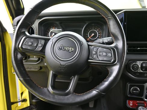 Used 2024 Jeep Gladiator Mojave AWD/4WD image 11