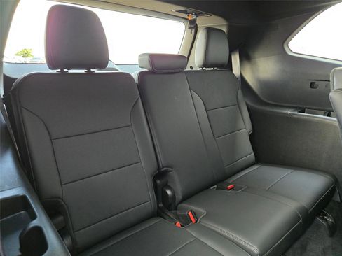 Used 2025 Buick Enclave Preferred FWD image 31