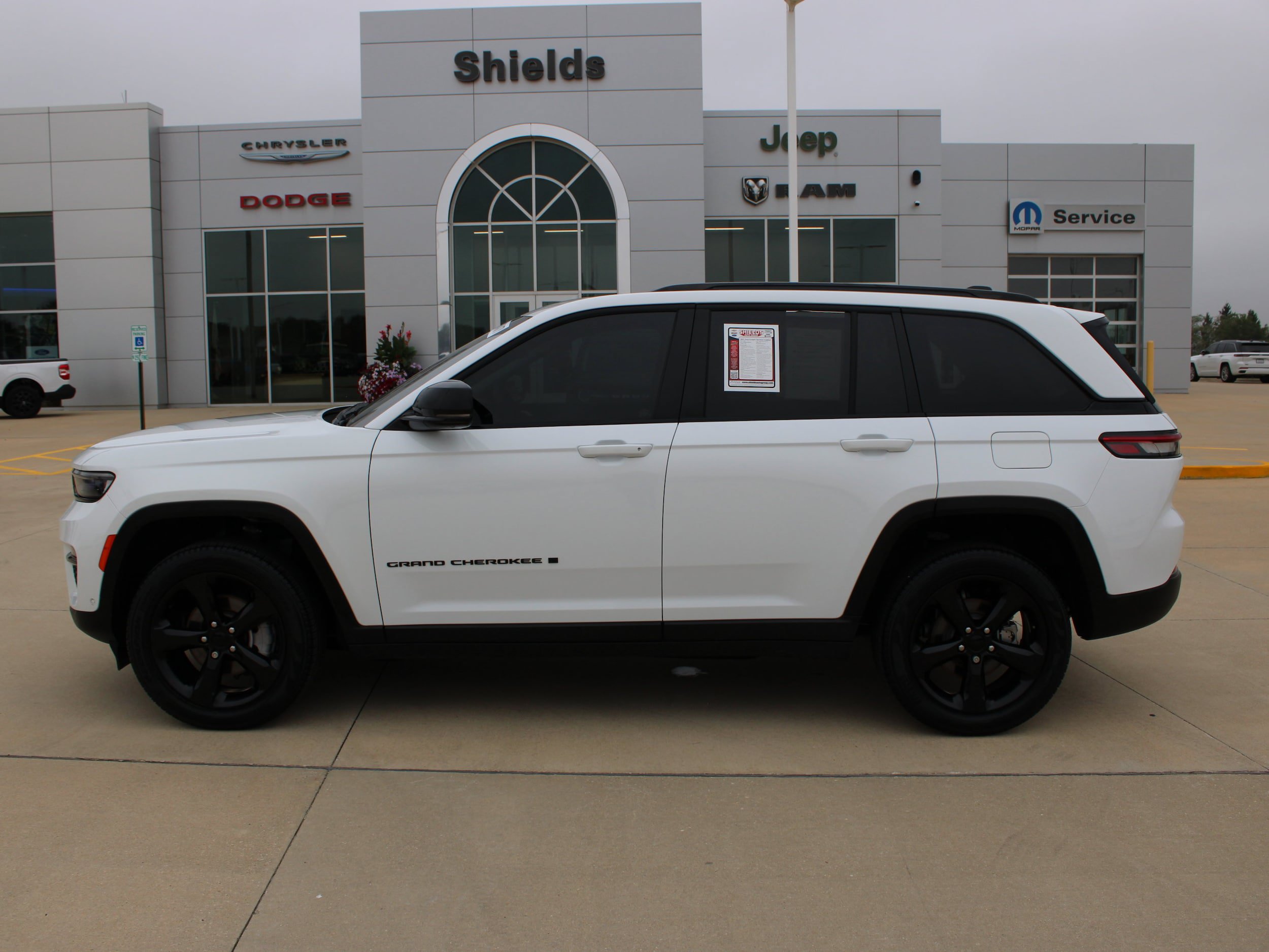 Used 2023 Jeep Grand Cherokee Limited w/ Luxury Tech Group II AWD/4WD image 3