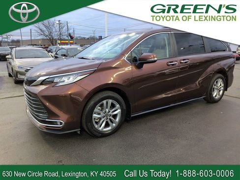 Used 2024 Toyota Sienna Limited image 1