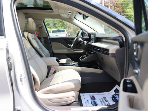 Used 2022 Lincoln Corsair AWD w/ Premium Package image 9
