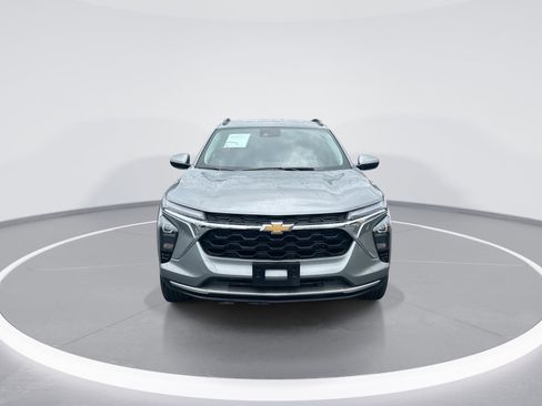 Used 2025 Chevrolet Trax LT w/ LT Convenience Package FWD image 3